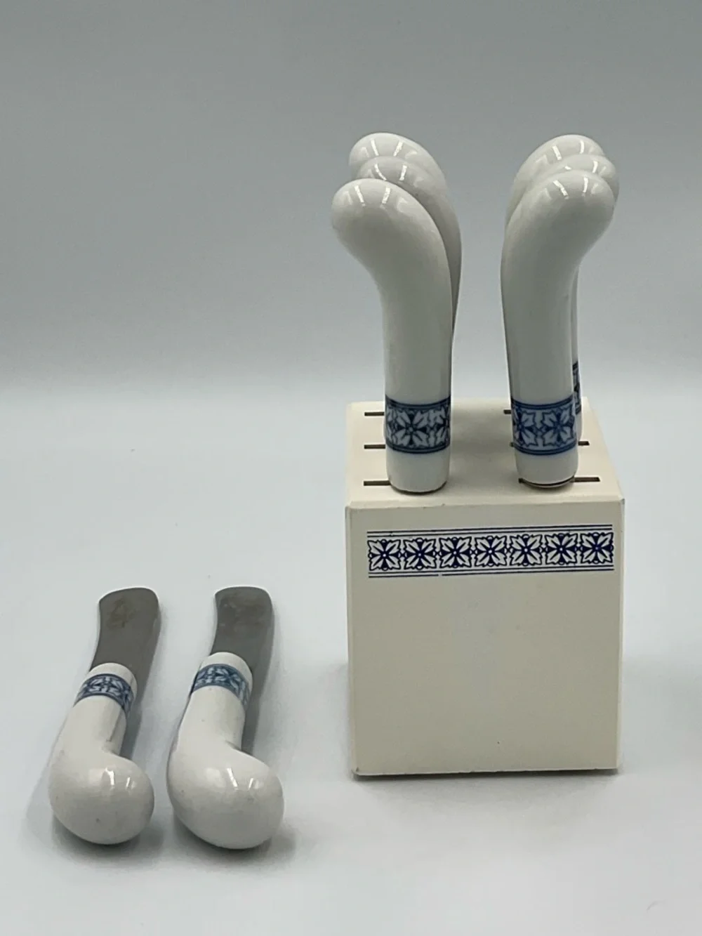 Vntg Ceramic Canape Butter Knives - Blue & White w/ Matching Woodblock Set of 8